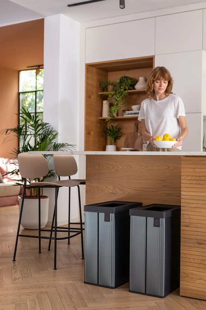 Pattumiera Alta 54L Interno Esterno Keter Verto Recycle 43,5x26,5x68,7 cm con Bordo Copri Sacco in Plastica Blu Perla...