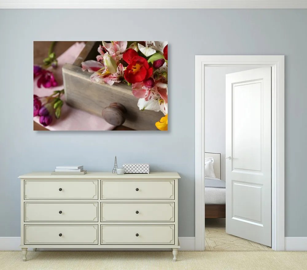 Quadro su tela – Composizione di fiori primaverili in cassetto di legno
