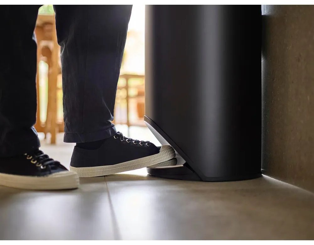 Cestino per la spazzatura nero opaco in metallo con pedale 30 l Arc – Joseph Joseph