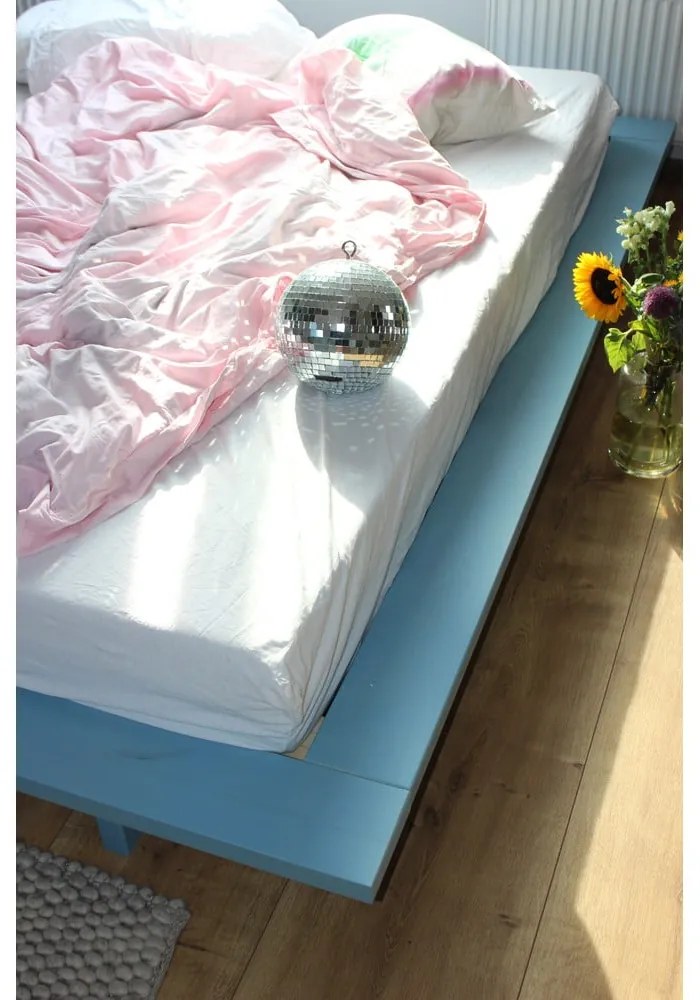 Letto matrimoniale azzurro in legno di pino con griglia 140x200 cm Japan - Karup Design