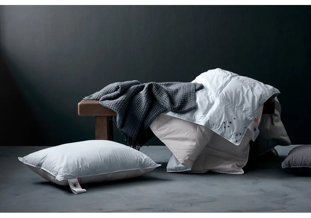 Cuscino con imbottitura in piuma 80x80 cm Neptune Medium - Universe of Sleeping