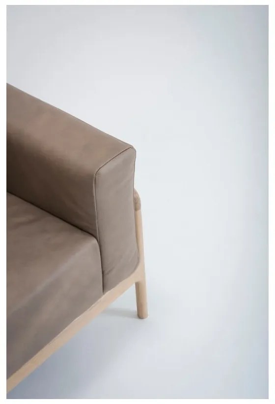 Poltrona in pelle di bufalo marrone chiaro con struttura in rovere massiccio Fawn - Gazzda