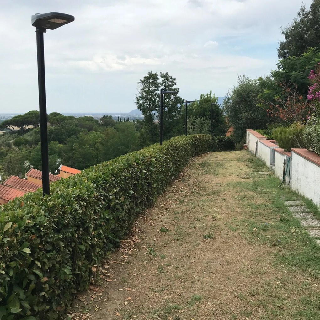 Lampione Solare per Esterno con Pannello Fotovoltaico e Telecomando