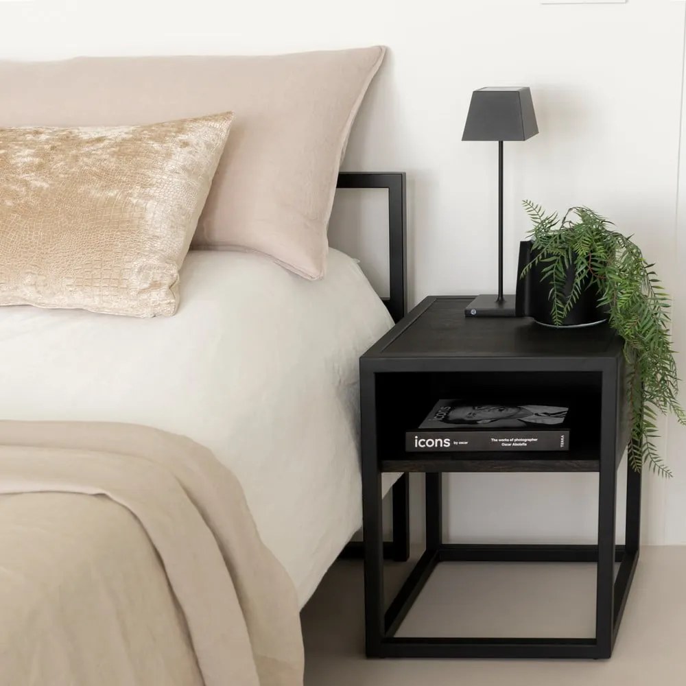 Comodino nero in rovere massiccio con ripiani Diva – Spinder Design