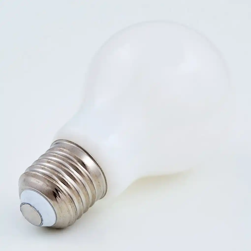 Lindby E27 7W lampadina LED 806 lm, 2.700K opale