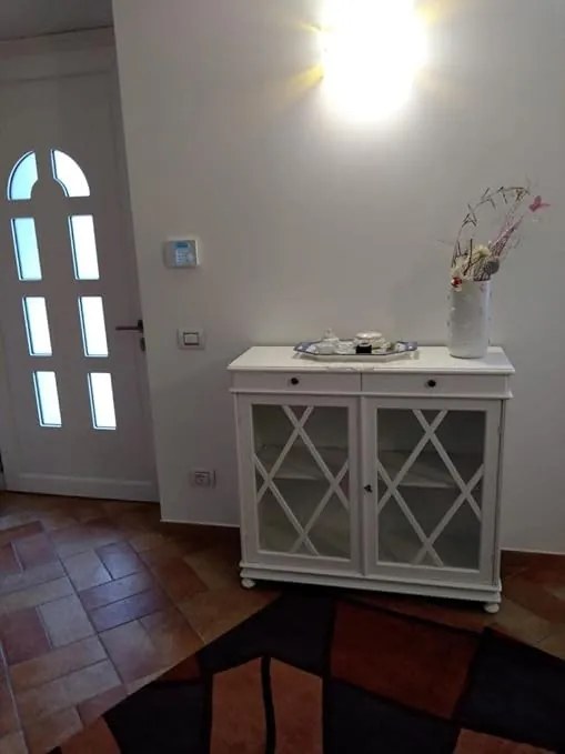 Libreria arte povera in legno massello con rifinitura in bianco  110x40x100 cm