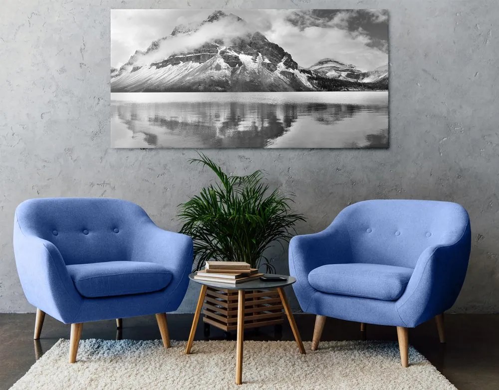 Quadro su tela – Lago vicino a una splendida montagna in bianco e nero