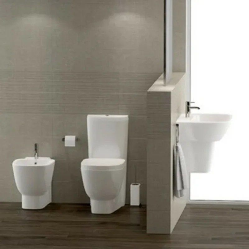Wc filomuro monoblocco Rak One con scarico universale e copriwc