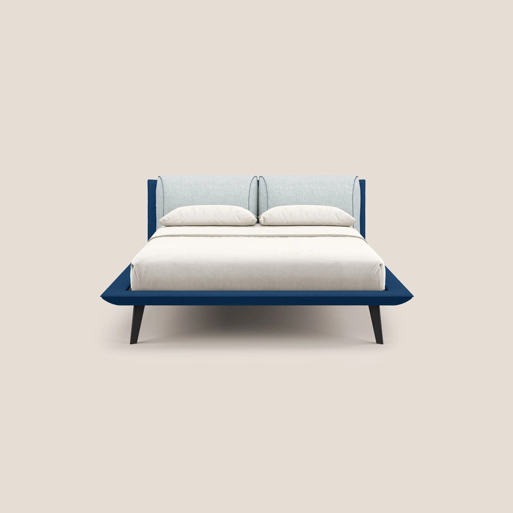 Petra letto di design bicolore con cuscini in piuma, piedini in mogano e tessuto impermeabile bicolore T11 e T06 blu - ghiaccio