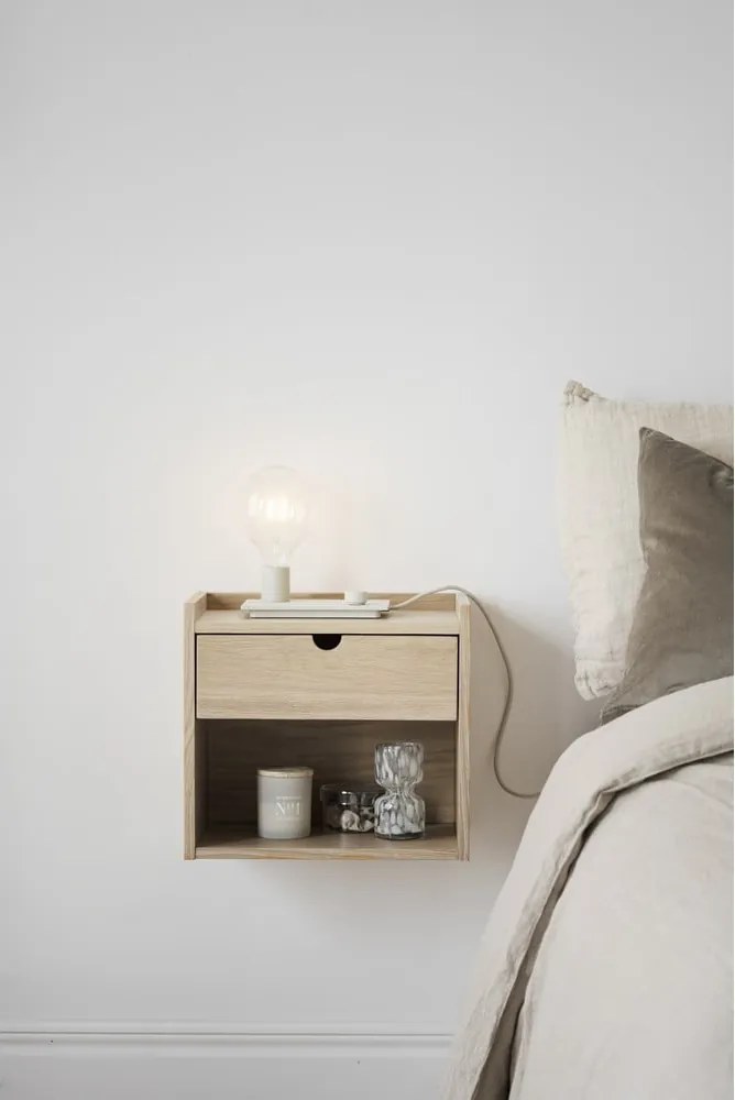 Comodino sospeso con ripiani in legno di quercia in colore naturale Hillmond - Rowico