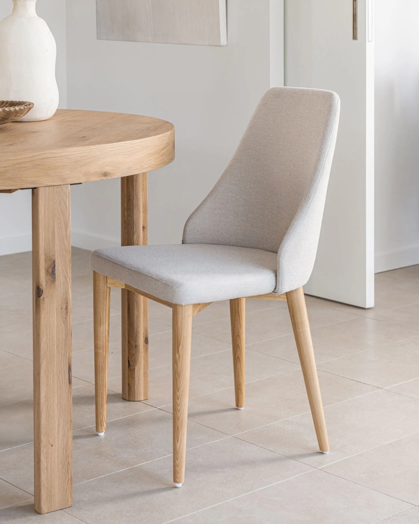 Kave Home - Sedia Rosie in ciniglia beige e gambe in legno massello di frassino finitura naturale