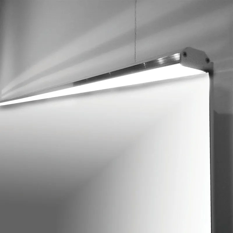 Illuminazione dello specchio del bagno con riflettori