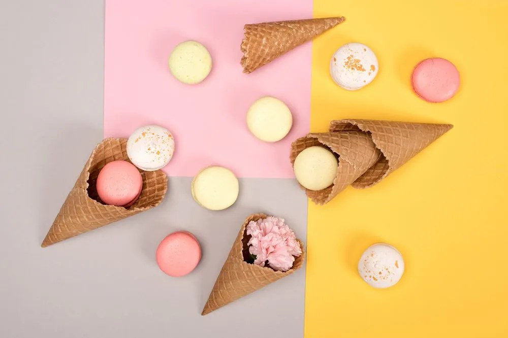 Carta da parati autoadesiva – Macarons nel cono