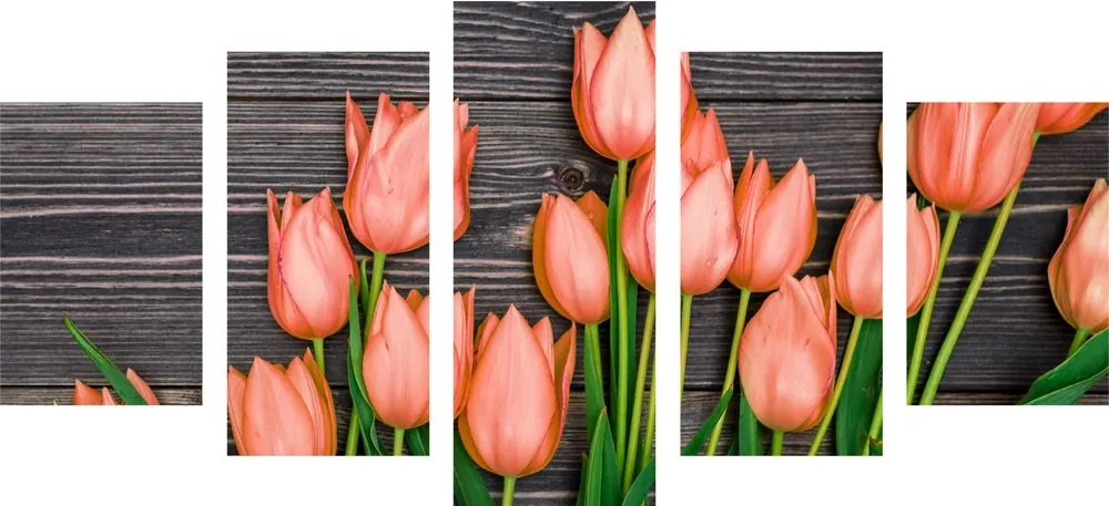 Quadri 5 pezzi – Affascinanti tulipani arancioni su sfondo di legno