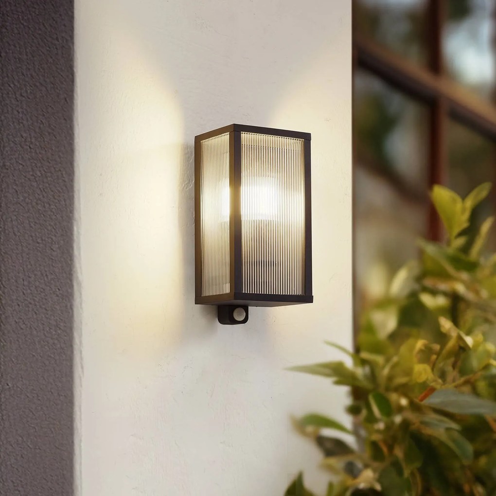 Lindby Applique da esterno Peldar, sensore, scanalata, IP44, E27 Peldar Lindby, dimmerabile, Nero, Alluminio, Moderno