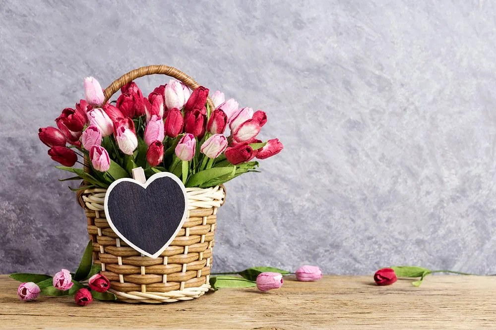 Carta da parati autoadesiva – Tulipani in cestino di legno