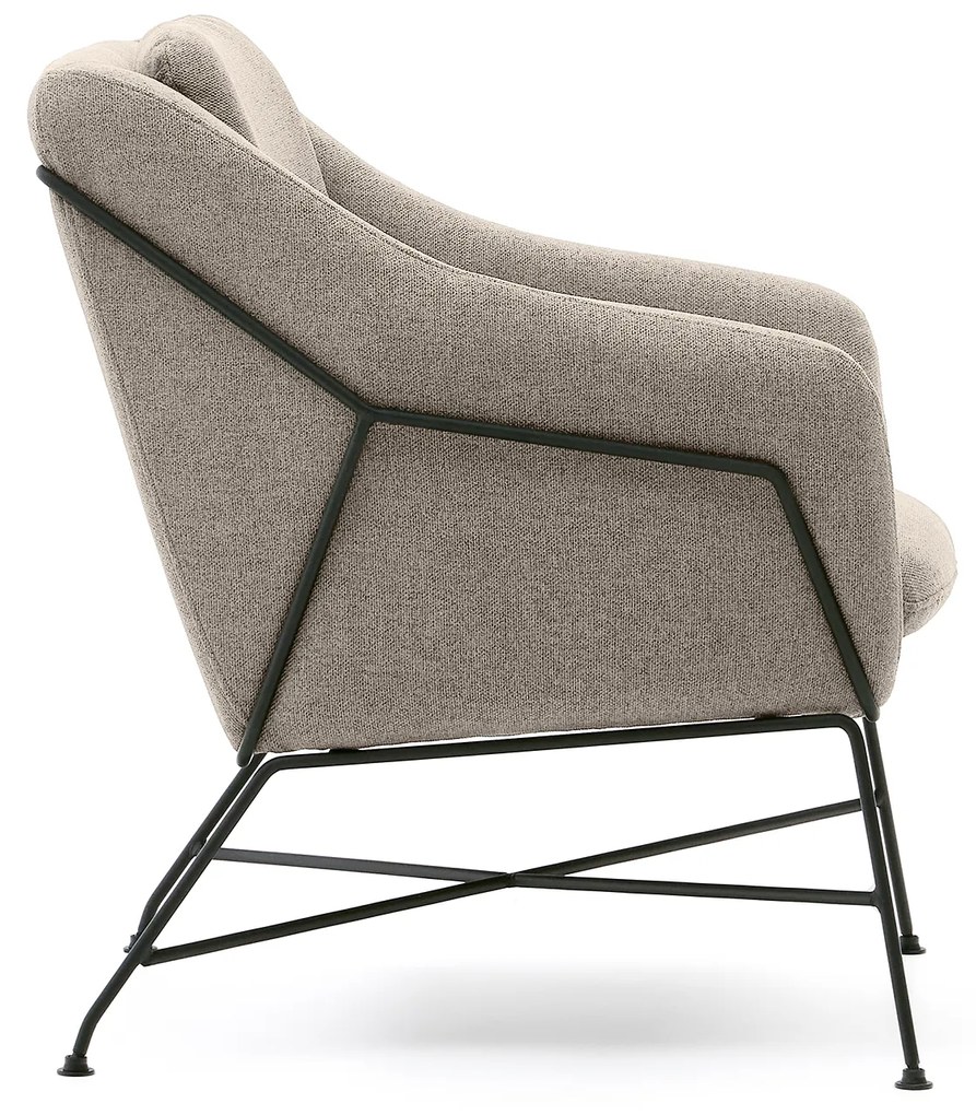 Kave Home - Poltrona Brida beige e gambe in acciaio con finitura nera.