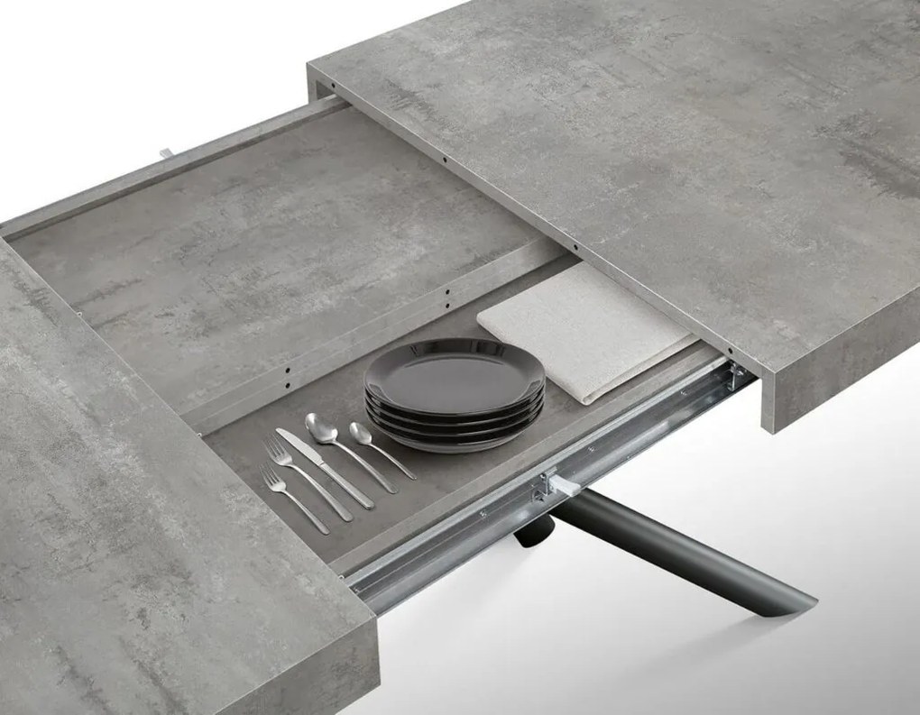 Tavolo CARRARA in legno, finitura grigio cemento e base in metallo verniciato antracite, allungabile 140×90 cm – 220×90 cm