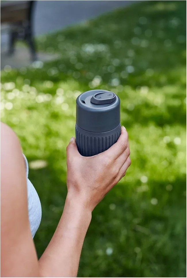 Tazza da viaggio grigio scuro in vetro 340 ml – Black + Blum