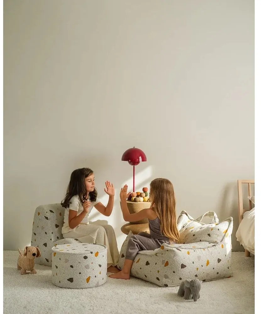 Pouf per bambini bianco con rivestimento in bouclé e ciniglia Terrazzo – Wigiwama
