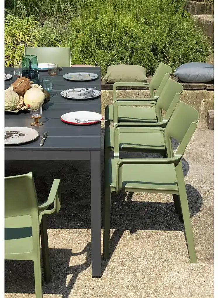Set da giardino composto da tavolo Rio 140 con sedie Doga Nardi.