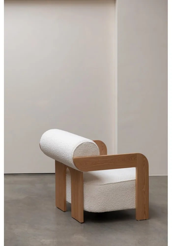 Poltrona beige con rivestimento in bouclé Oolong – Zuiver