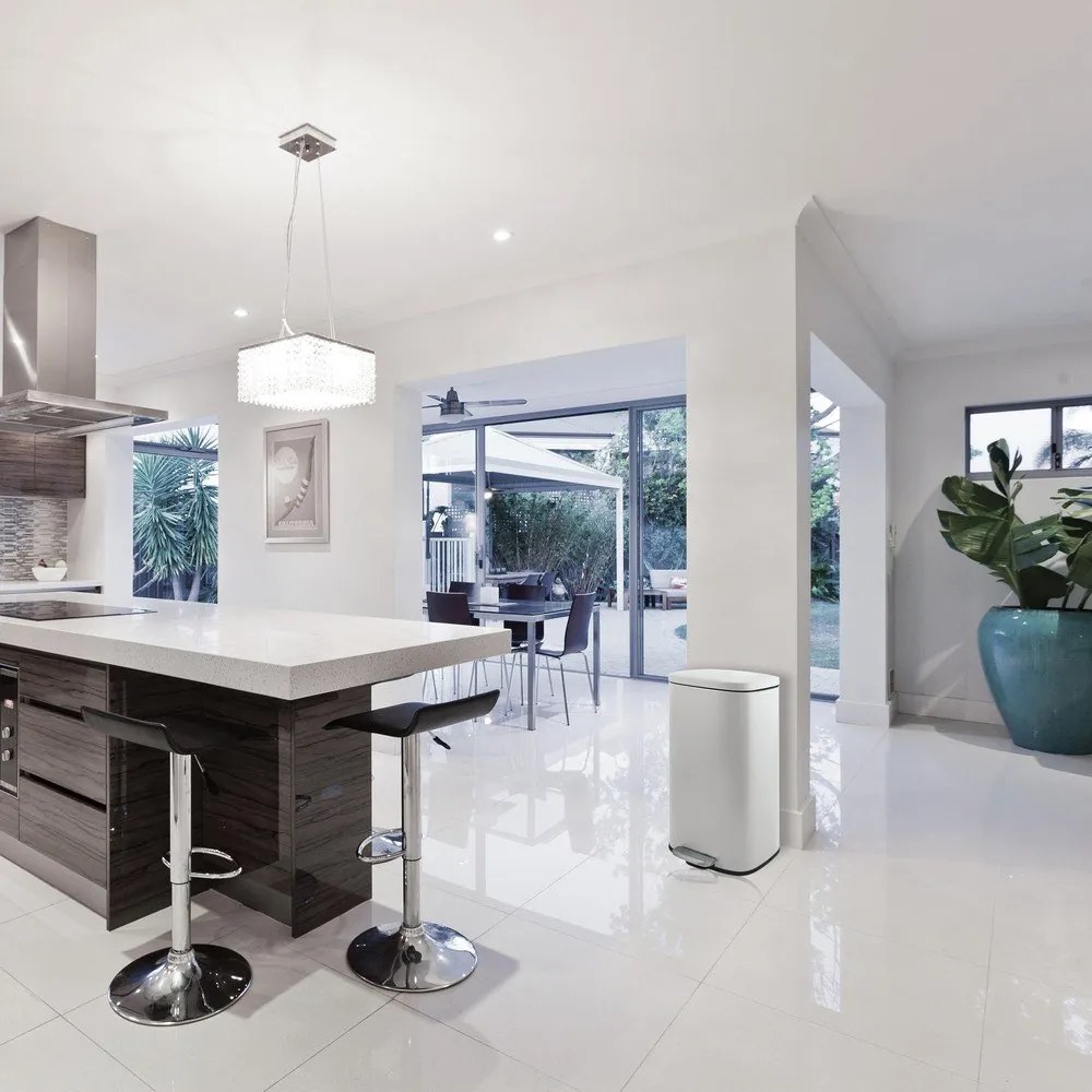 Cestino per la spazzatura bianco opaco in acciaio con pedale 50 l Akira – Spirella