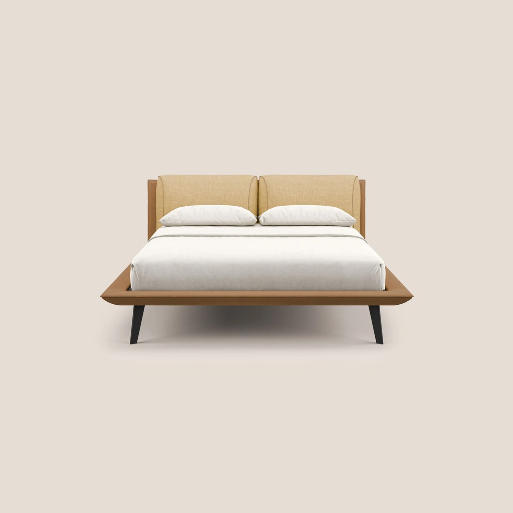 Petra letto di design bicolore con cuscini in piuma, piedini in mogano e tessuto impermeabile bicolore T11 e T06 cuoio - giallo