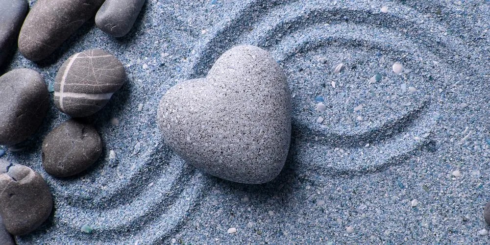Quadro su tela – Cuore di pietra su sfondo sabbioso