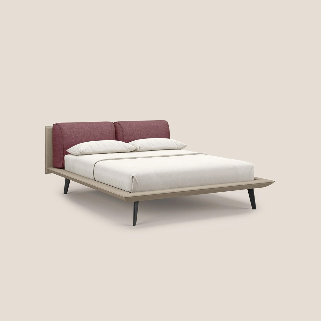 Petra letto di design bicolore con cuscini in piuma, piedini in mogano e tessuto impermeabile bicolore T11 e T06 tortora - rosso