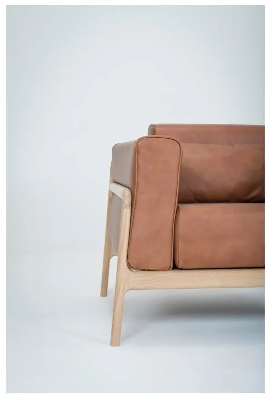 Poltrona in pelle di bufalo marrone cognac con struttura in rovere massiccio Fawn - Gazzda