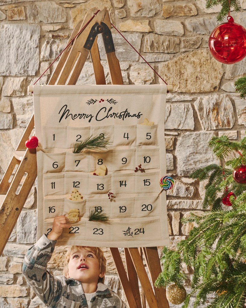 Kave Home - Calendario dell'Avvento Uarda 100% cotone bianco con ricami 56 x 65 cm