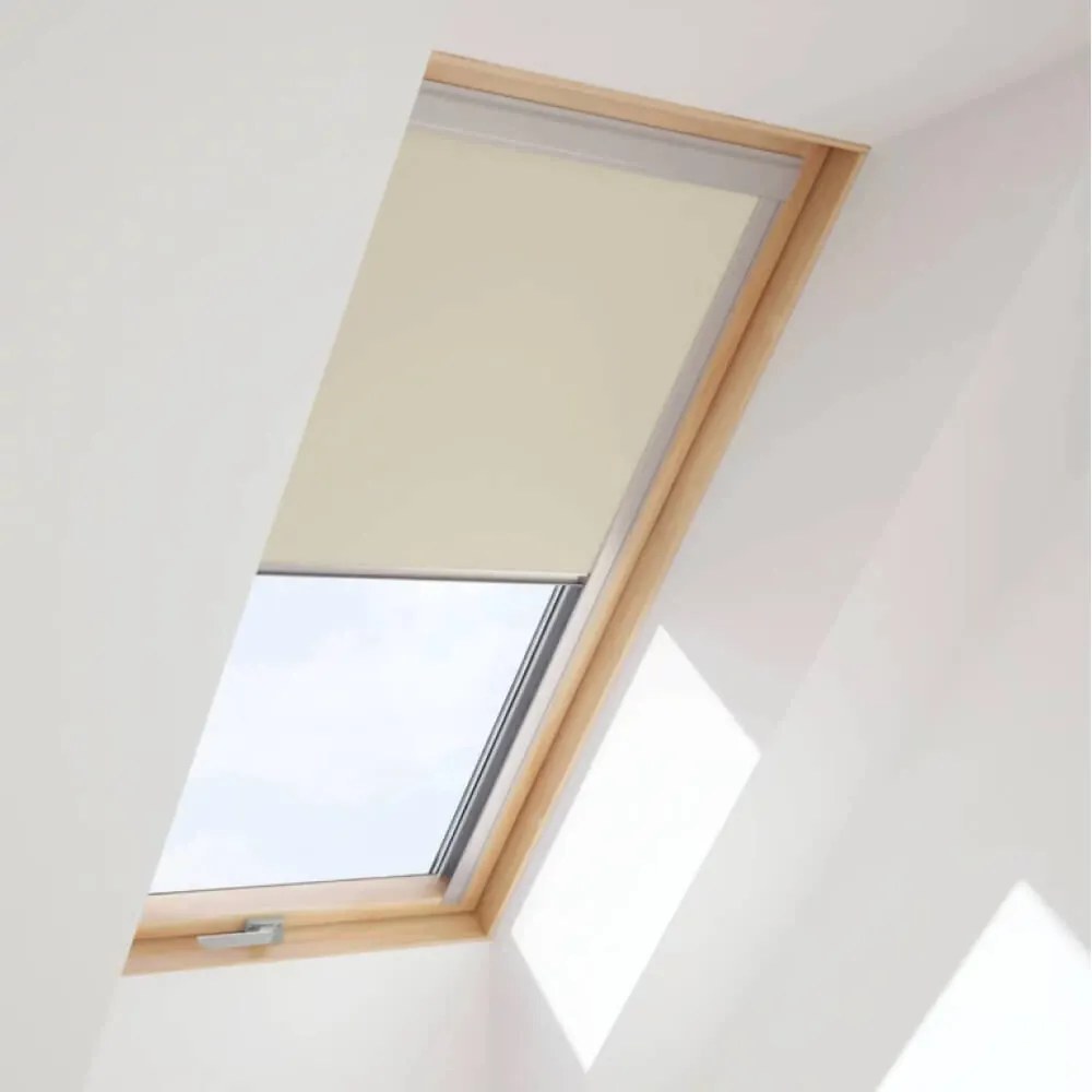 Finestra da tetto con tenda interna oscurante beige, legno, RoofLite+ Slim Pine, legno naturale di pino, esterno grigio antracite simile a RAL 7016
