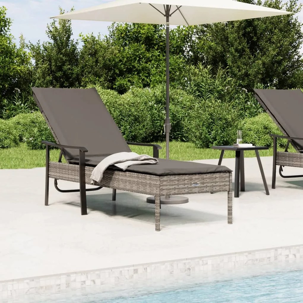 Lettino prendisole con cuscino grigio in polyrattan