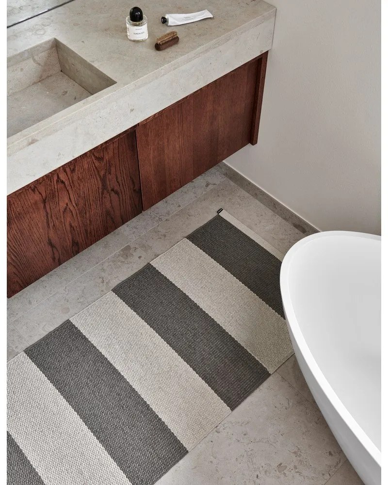 Tappeto da interno/esterno color antracite/color crema 140x180 cm Bob Charcoal Linen – Pappelina