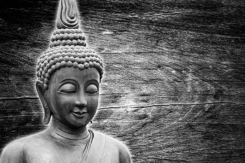 Carta da parati autoadesiva – Statua di Buddha in bianco e nero su sfondo di legno