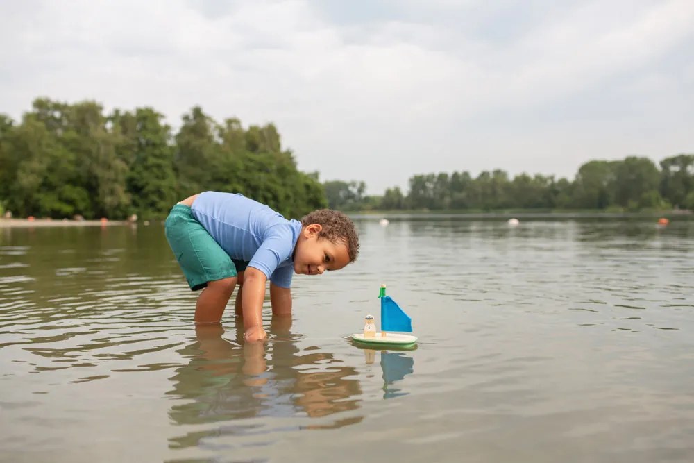 Barca a vela in legno con capitano
