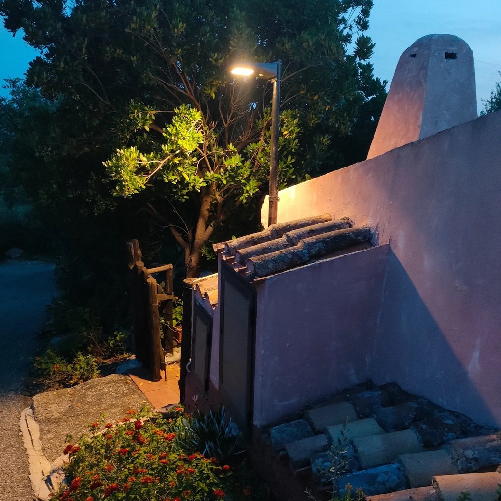 Lampione Solare per Esterno con Pannello Fotovoltaico e Telecomando