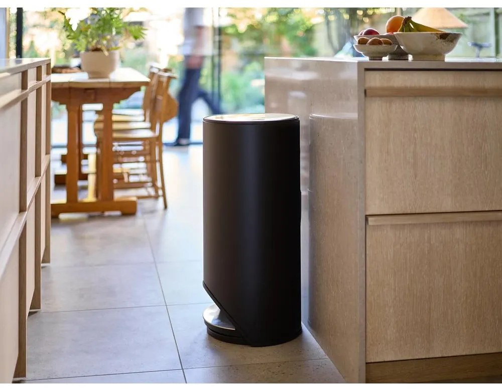 Cestino per la spazzatura nero opaco in metallo con pedale 30 l Arc – Joseph Joseph