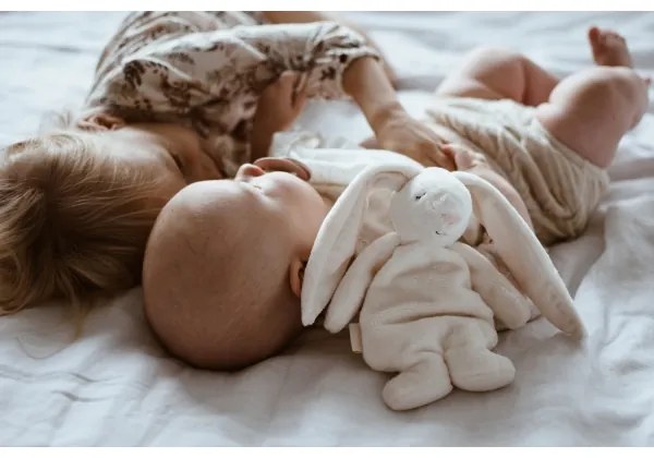 Moonie - Amico di coccole con una melodia e luce coniglietto crema