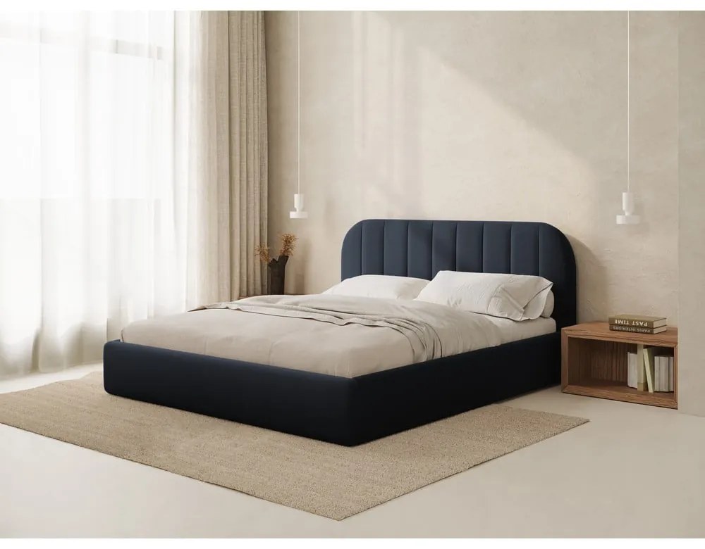 Letto matrimoniale imbottito blu scuro con contenitore con rete inclusa 180x200 cm Juno – Windsor &amp; Co Sofas