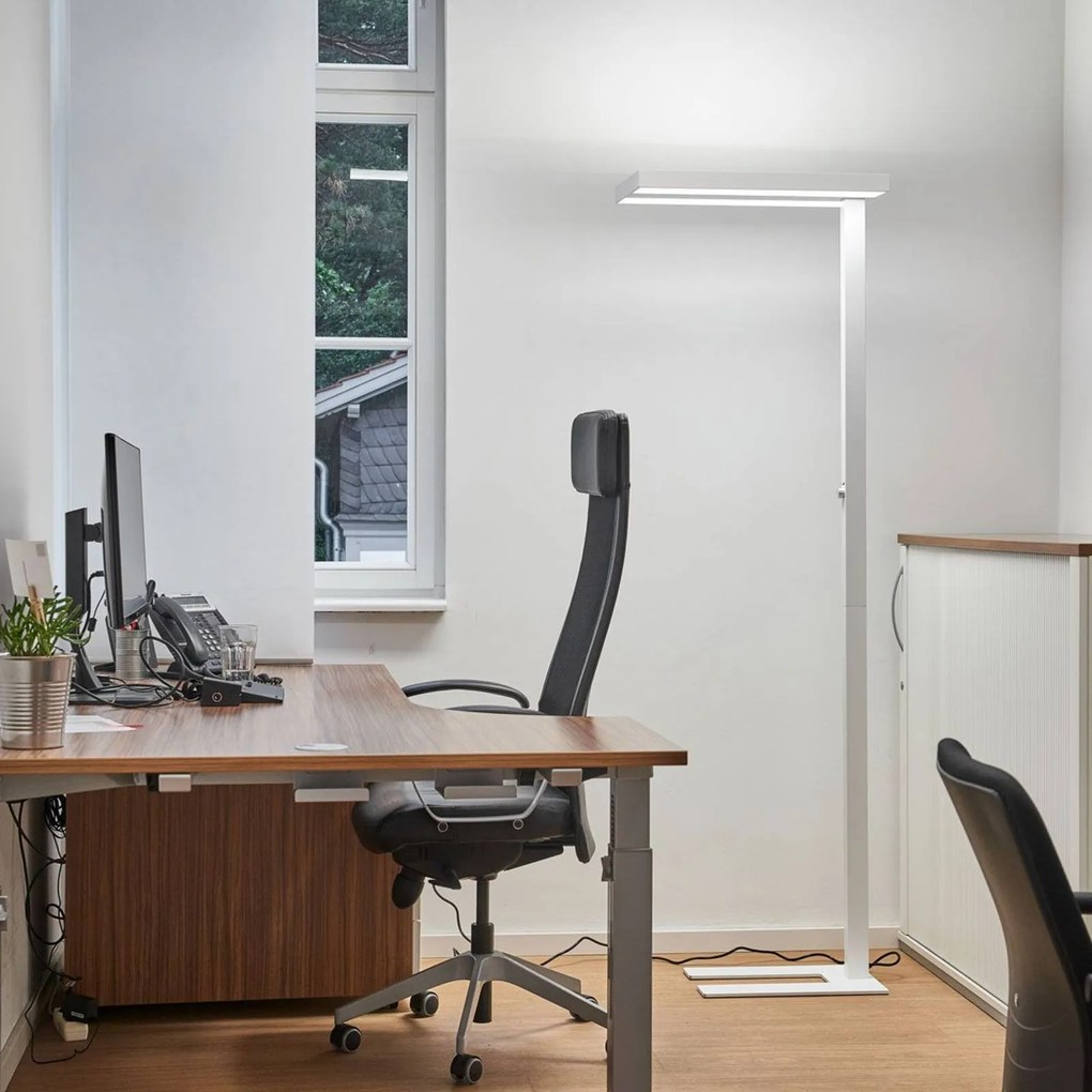 Lampada LED da pavimento Logan Basic, bianco, 6.000 lm, dimmerabile Arcchio,, Bianco / Opale, Studio / Ufficio, Alluminio, Moderno