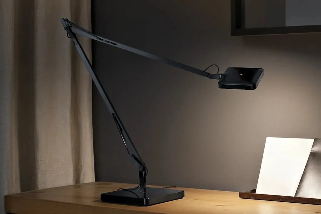 Flos Kelvin Edge Con Base Lampada Da Tavolo orientabile a luce diretta in alluminio Nero