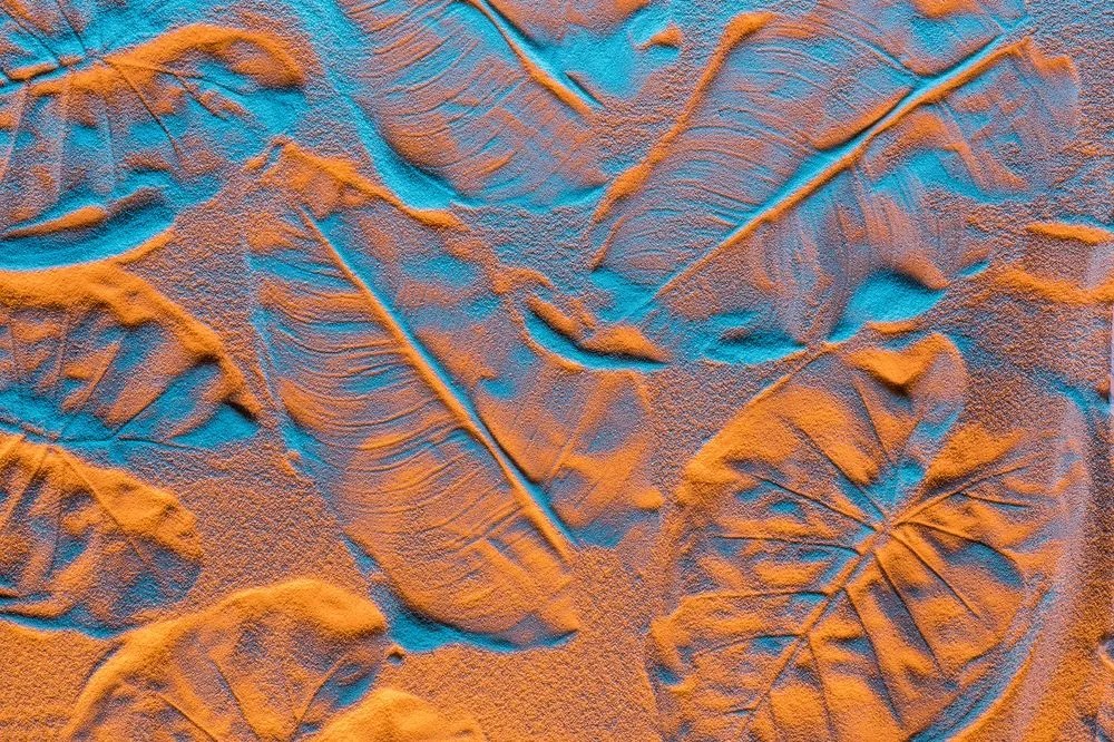 Carta da parati – Texture di foglie nella sabbia