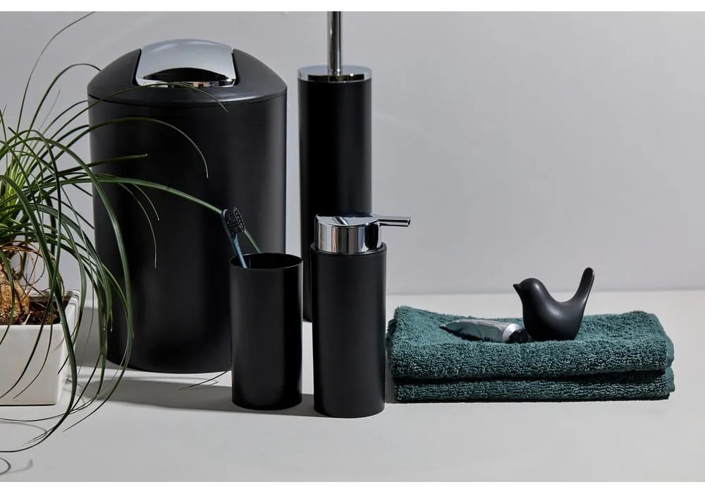 Set di accessori per il bagno nero opaco in plastica Calvo – Wenko