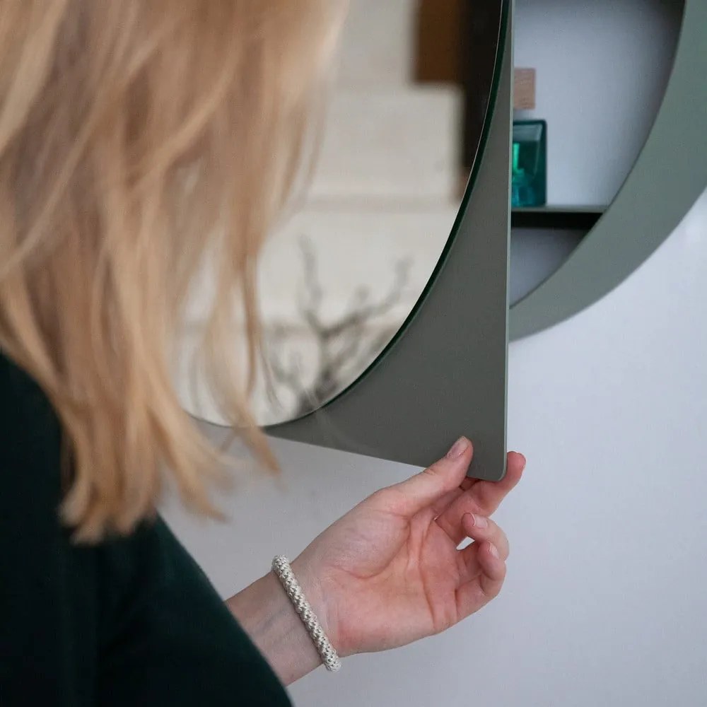 Mobile per bagno verde polveroso in metallo da appendere/con specchio 55x55 cm Sonnet – Spinder Design