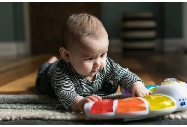 Baby Einstein - Giocattolo luminoso GLOW&amp;DISCOVER 3xAA