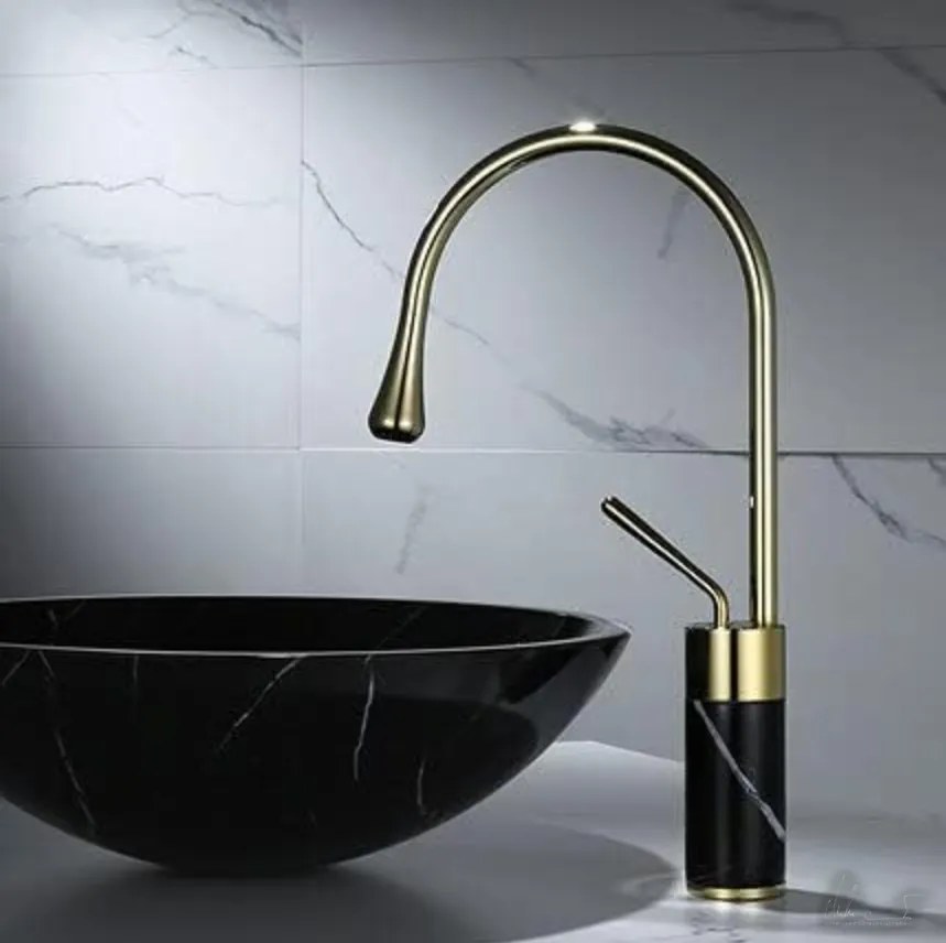 Miscelatore per lavabo EYN BF0954 da piano in ottone con bocca girevole, in più finiture tra cui oro spazzolato — Oro spazzolato - marmo nero — 41 cm