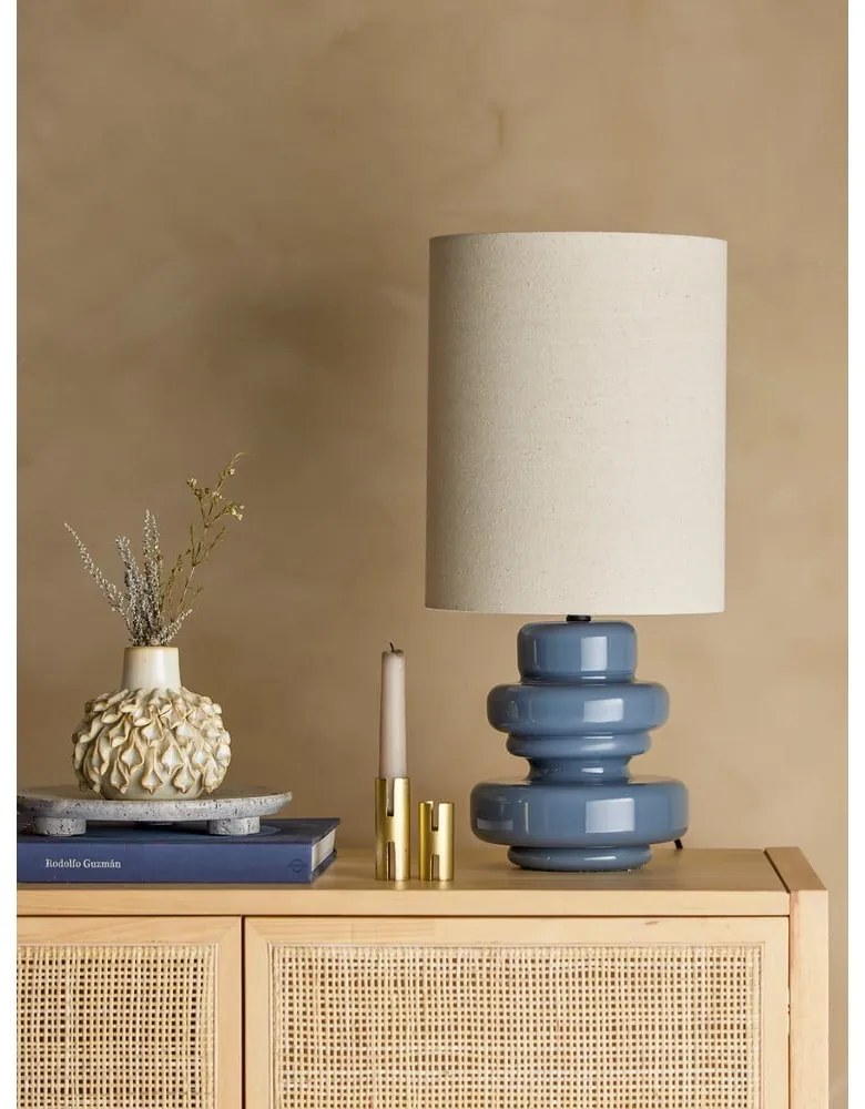 Lampada da tavolo blu con paralume in tessuto (altezza totale 51 cm) Fabiola – Bloomingville