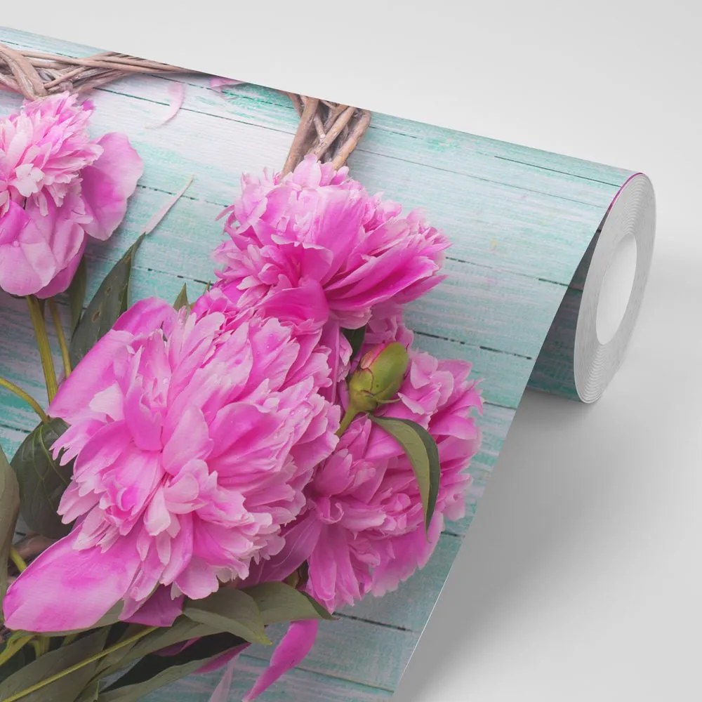 Carta da parati autoadesiva – Peonie su cuore di legno